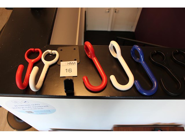 Acht diverse kabelhaken in diverse uitvoeringen. - afbeelding 1 van  2