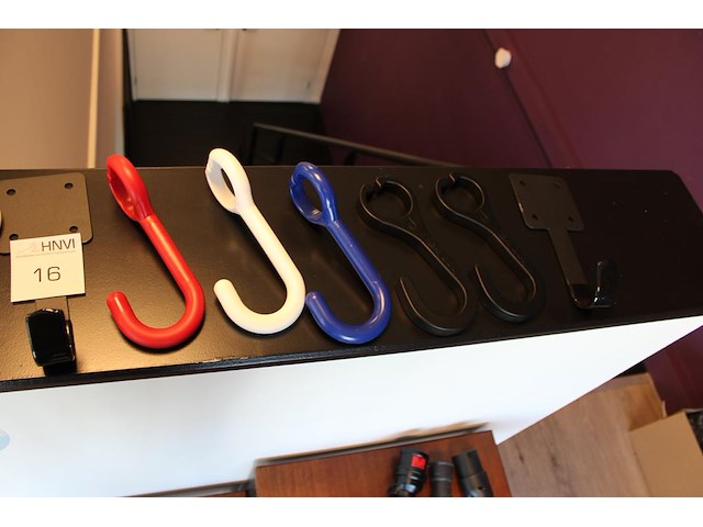 Acht diverse kabelhaken in diverse uitvoeringen. - afbeelding 2 van  2