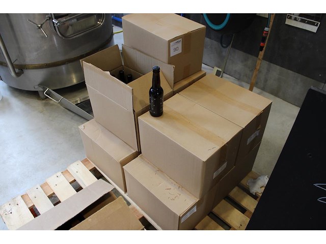 Acht dozen bock bier a 24 flessen. tht 7-26. - afbeelding 1 van  4