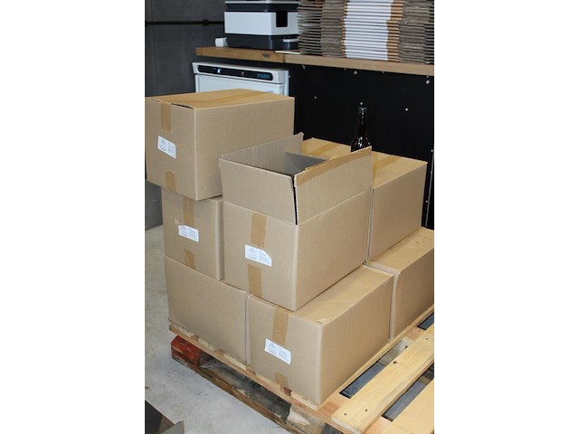 Acht dozen bock bier a 24 flessen. tht 7-26. - afbeelding 2 van  4