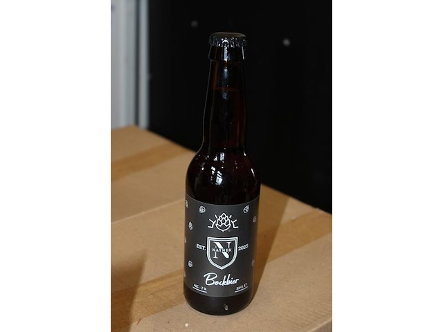 Acht dozen bock bier a 24 flessen. tht 7-26. - afbeelding 3 van  4