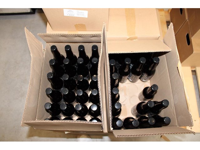 Acht dozen bock bier a 24 flessen. tht 7-26. - afbeelding 4 van  4