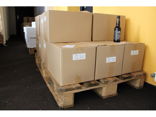 Acht dozen quadrupel whisky infused. totaal 192 flesjes. - afbeelding 1 van  3