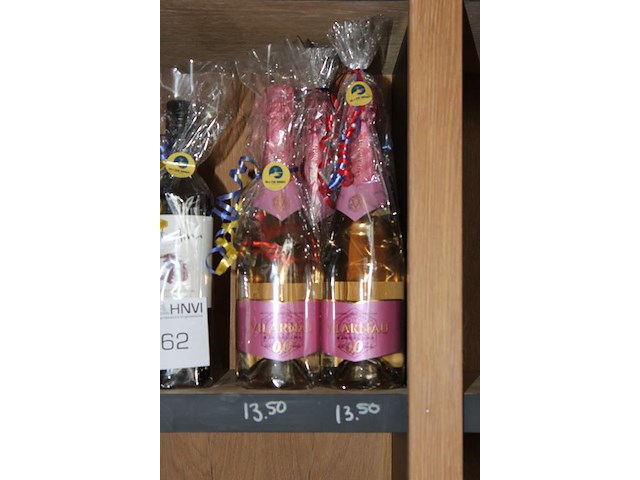 Acht flessen wijn in cadeauverpakking w.o. 3 x alcohol vrij. - afbeelding 1 van  4