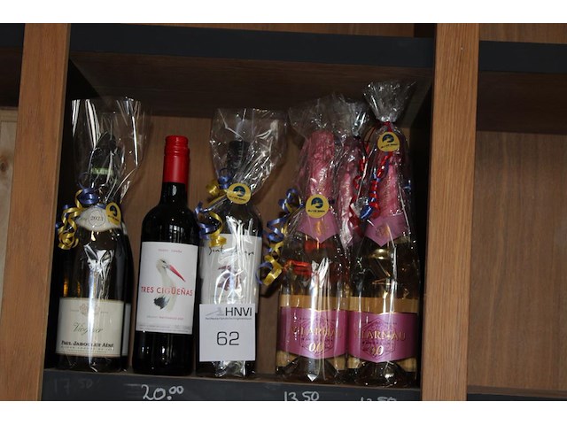 Acht flessen wijn in cadeauverpakking w.o. 3 x alcohol vrij. - afbeelding 2 van  4