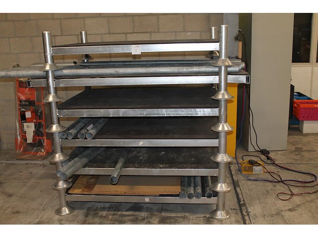 Acht gegalvaniseerde stapelbare bokken met 24 opzetstangen met diverse lengtes. afmeting 145 x 110 cm. - afbeelding 1 van  2