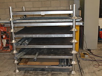 Acht gegalvaniseerde stapelbare bokken met 24 opzetstangen met diverse lengtes. afmeting 145 x 110 cm. - afbeelding 1 van  2