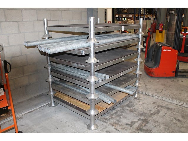 Acht gegalvaniseerde stapelbare bokken met 24 opzetstangen met diverse lengtes. afmeting 145 x 110 cm. - afbeelding 2 van  2