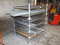 Acht gegalvaniseerde stapelbare bokken met 24 opzetstangen met diverse lengtes. afmeting 145 x 110 cm. - afbeelding 2 van  2
