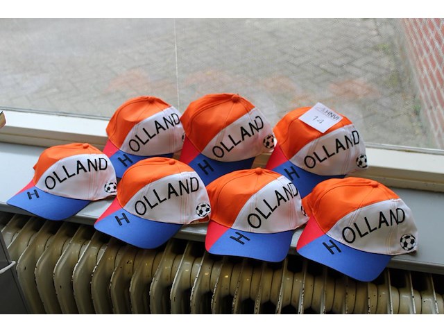 Acht holland petten. - afbeelding 1 van  2