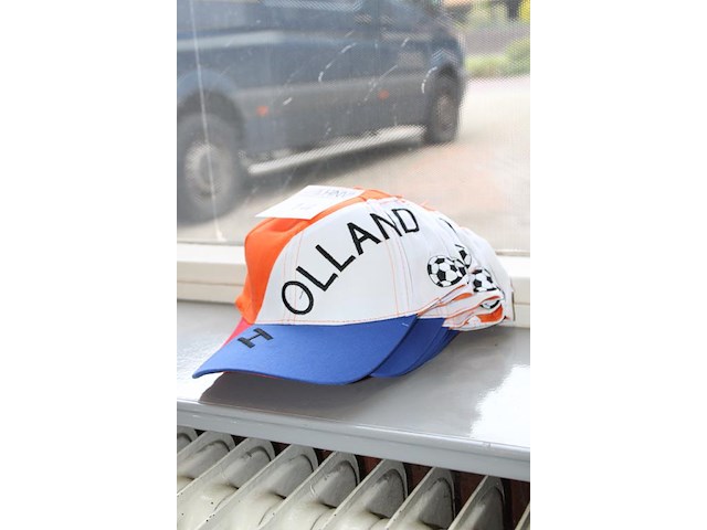 Acht holland petten. - afbeelding 2 van  2