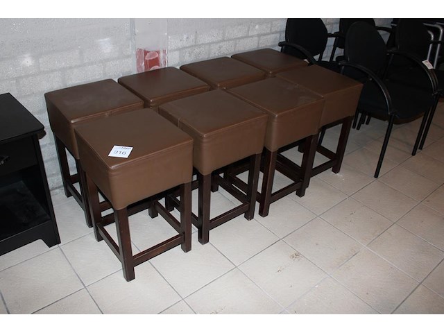 Acht krukjes met kunstlederen zitting hoogte 61 cm. - afbeelding 1 van  2