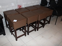 Acht krukjes met kunstlederen zitting hoogte 61 cm.