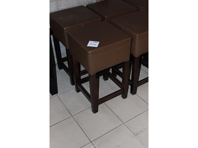 Acht krukjes met kunstlederen zitting hoogte 61 cm. - afbeelding 2 van  2