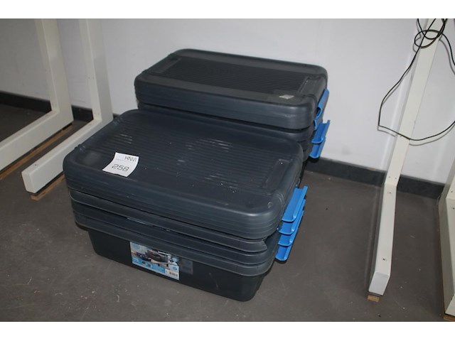 Acht kunststof boxen met deksel. afmeting 57 x 38 x 18 cm. - afbeelding 1 van  2