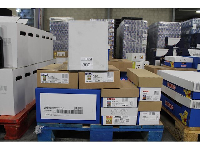 Acht omdozen snoepgoed haribo en maoam w.o. starmix, balla red, suikerruiten en tangfastics. 188 zakjes. - afbeelding 1 van  4