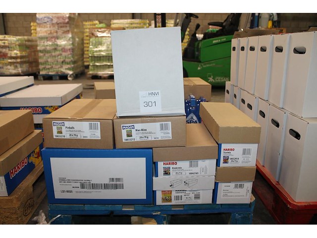 Acht omdozen snoepgoed haribo en maoam w.o. starmix, balla red, suikerruiten en tangfastics. 188 zakjes. - afbeelding 1 van  3