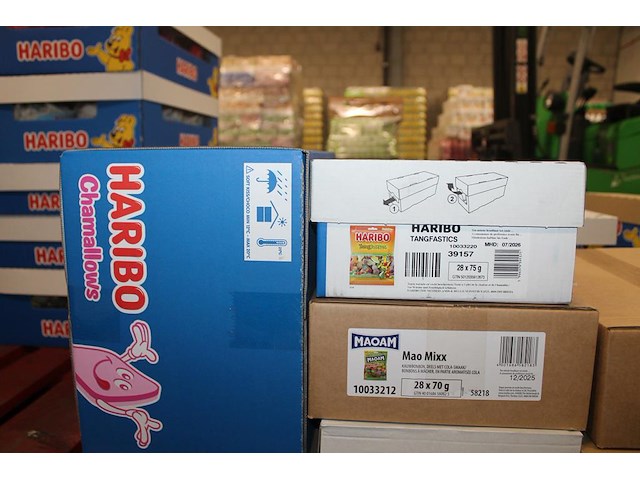 Acht omdozen snoepgoed haribo en maoam w.o. starmix, balla red, suikerruiten en tangfastics. 188 zakjes. - afbeelding 2 van  4