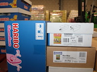 Acht omdozen snoepgoed haribo en maoam w.o. starmix, balla red, suikerruiten en tangfastics. 188 zakjes. - afbeelding 2 van  4