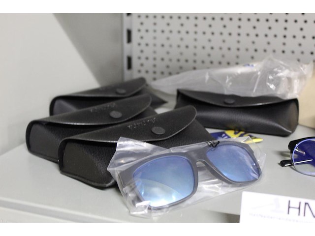 Acht veiligheidsbrillen in diverse uitvoeringen. - afbeelding 2 van  3