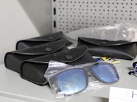 Acht veiligheidsbrillen in diverse uitvoeringen. - afbeelding 2 van  3