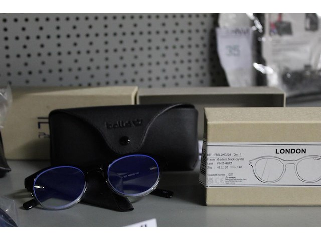 Acht veiligheidsbrillen in diverse uitvoeringen. - afbeelding 3 van  3