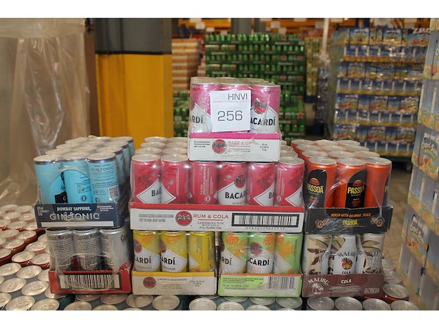 Acht verpakkingen mixdranken w.o. bacardi, malibu, passoa en captain morgan. tht vnl. 2026. totaal 108 blik... - afbeelding 1 van  4