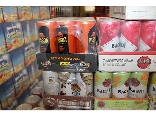 Acht verpakkingen mixdranken w.o. bacardi, malibu, passoa en captain morgan. tht vnl. 2026. totaal 108 blik... - afbeelding 4 van  4