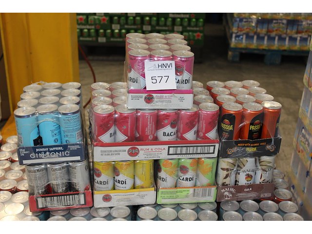 Acht verpakkingen mixdranken w.o. bacardi, malibu, passoa en captain morgan. tht vnl. 2026. totaal 108 blik... - afbeelding 1 van  2