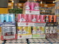 Acht verpakkingen mixdranken w.o. bacardi, malibu, passoa en captain morgan. tht vnl. 2026. totaal 108 blik... - afbeelding 2 van  2