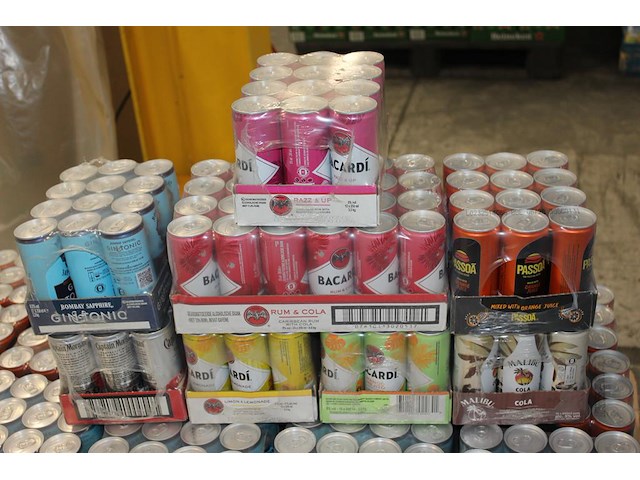 Acht verpakkingen mixdranken w.o. bacardi, malibu, passoa en captain morgan. tht vnl. 2026. totaal 108 blik... - afbeelding 1 van  2