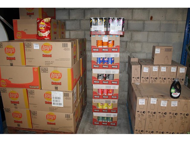 Acht verpakkingen pringles in 8 smaken. totaal 132 bussen. tht 2026. - afbeelding 1 van  2