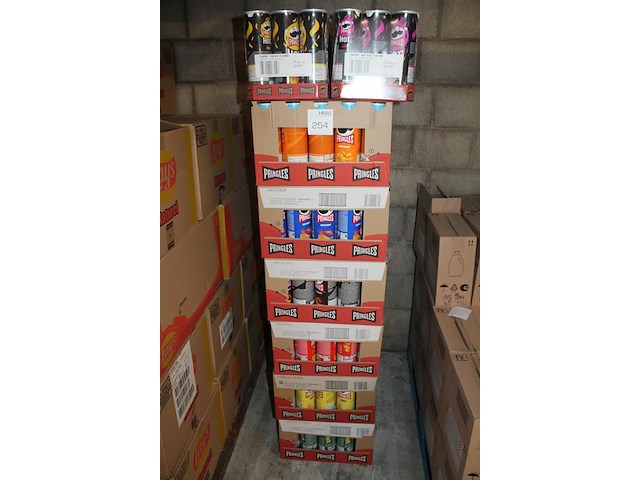 Acht verpakkingen pringles in 8 smaken. totaal 132 bussen. tht 2026. - afbeelding 2 van  2