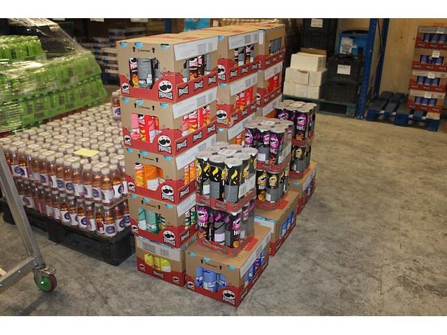 Acht verpakkingen pringles in 8 smaken. totaal 132 bussen. tht 2026. - afbeelding 1 van  2