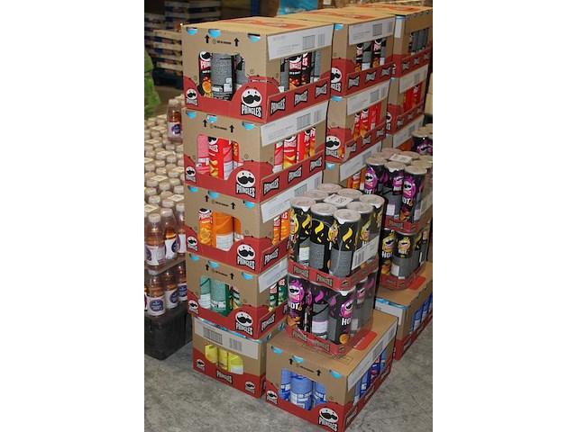 Acht verpakkingen pringles in 8 smaken. totaal 132 bussen. tht 2026. - afbeelding 2 van  2