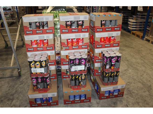 Acht verpakkingen pringles in 8 smaken. totaal 132 bussen. tht 2026. - afbeelding 1 van  2