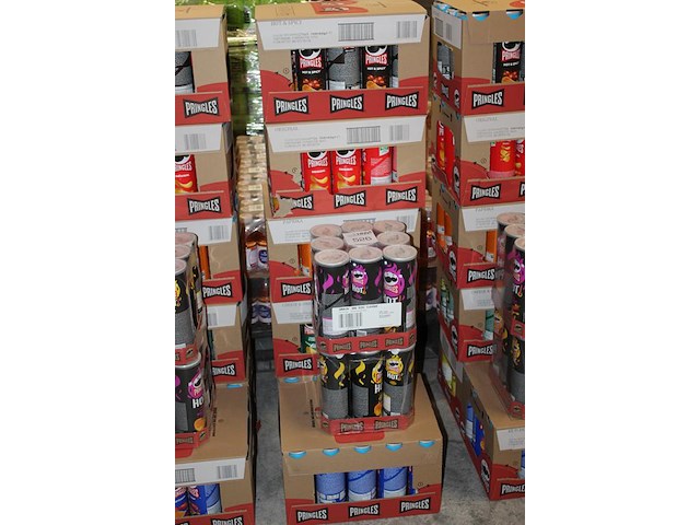 Acht verpakkingen pringles in 8 smaken. totaal 132 bussen. tht 2026. - afbeelding 2 van  2