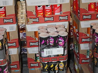 Acht verpakkingen pringles in 8 smaken. totaal 132 bussen. tht 2026. - afbeelding 2 van  2