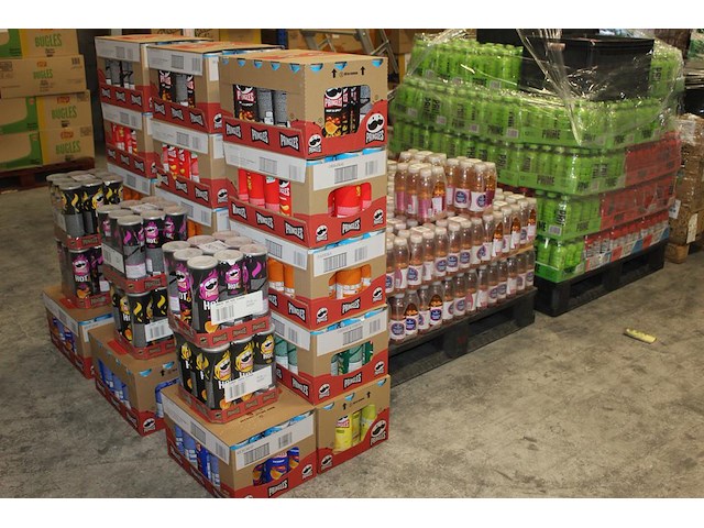 Acht verpakkingen pringles in 8 smaken. totaal 132 bussen. tht 2026. - afbeelding 1 van  2