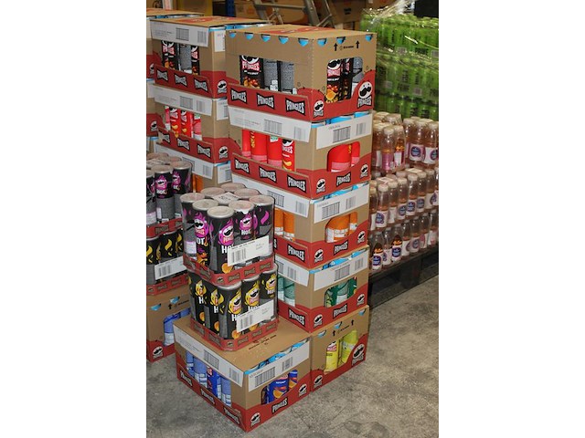 Acht verpakkingen pringles in 8 smaken. totaal 132 bussen. tht 2026. - afbeelding 2 van  2