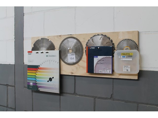 Acht zaagbladen aan wandrek. - afbeelding 1 van  3