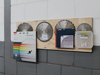 Acht zaagbladen aan wandrek.