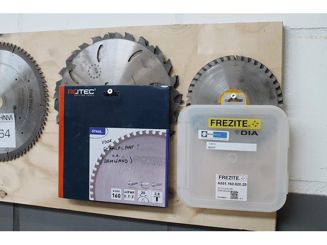 Acht zaagbladen aan wandrek. - afbeelding 2 van  3