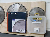 Acht zaagbladen aan wandrek. - afbeelding 2 van  3