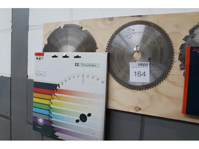 Acht zaagbladen aan wandrek. - afbeelding 3 van  3