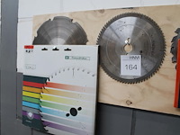 Acht zaagbladen aan wandrek. - afbeelding 3 van  3