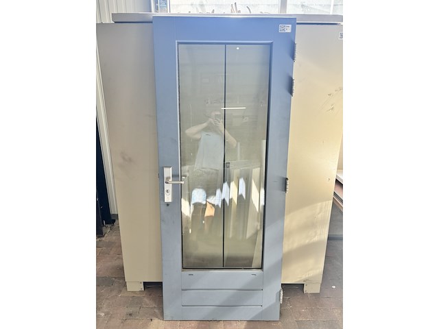 Achterdeur / garagedeur, verweij houttechniek, blauw - afbeelding 1 van  6