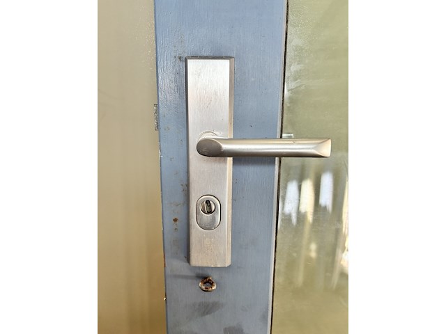 Achterdeur / garagedeur, verweij houttechniek, blauw - afbeelding 2 van  6