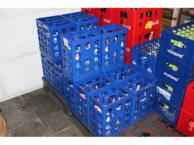 Achttien kratten spa rood en blauw. tht 12-27. - afbeelding 1 van  2