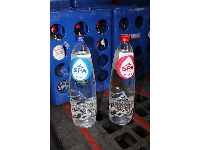 Achttien kratten spa rood en blauw. tht 12-27. - afbeelding 2 van  2